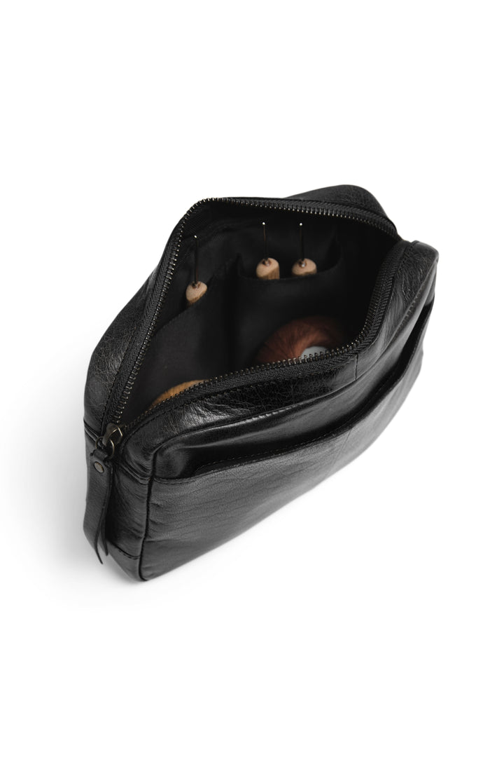 sandnes etui - kleine projekttasche für häkelzubehör, handgefertigt aus Echtleder von muud black
