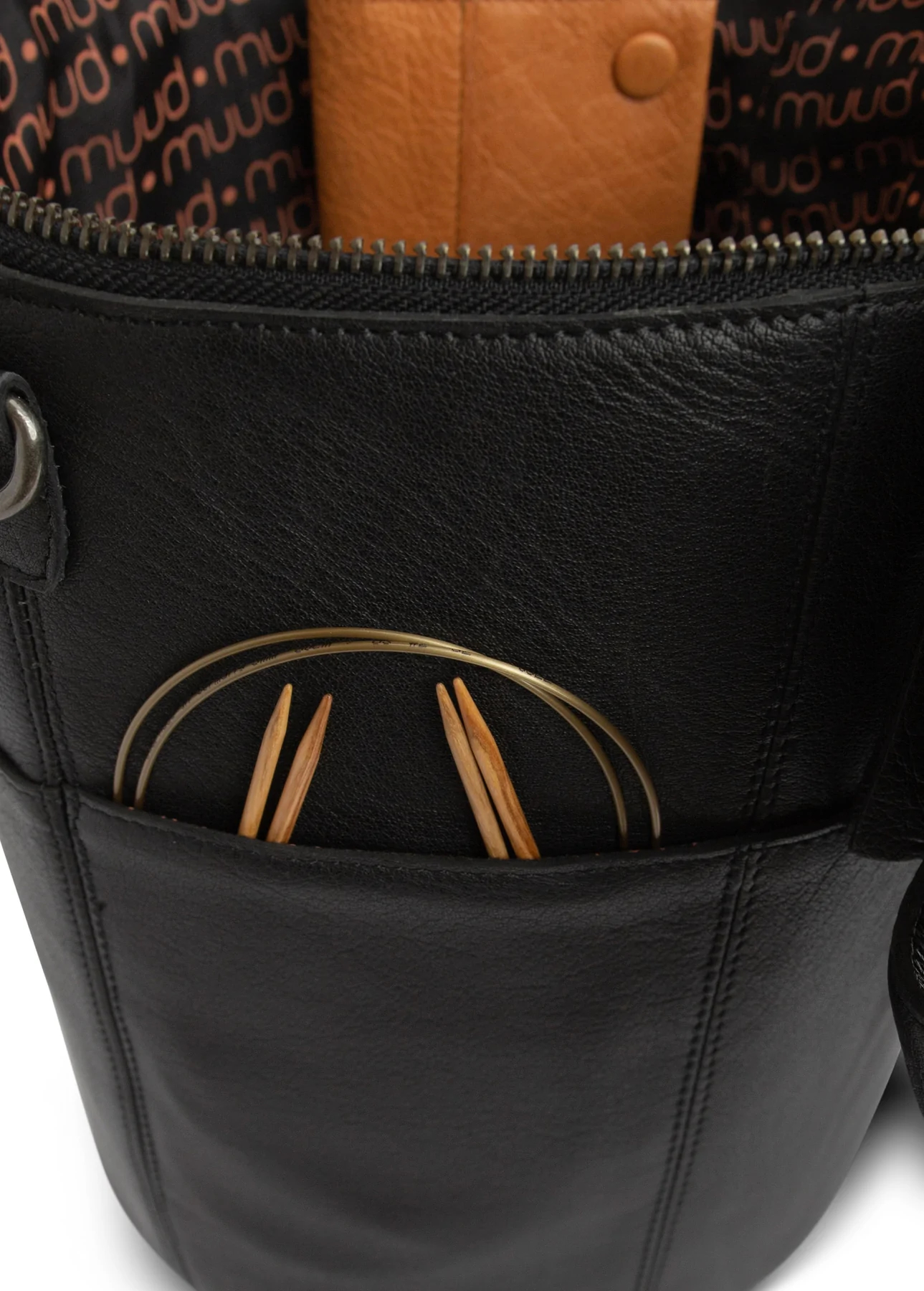 Saturn XL - Ledertasche / Stricktasche / Kulturbeutel / Scherentasche, handgefertigt aus Echtleder von muud black