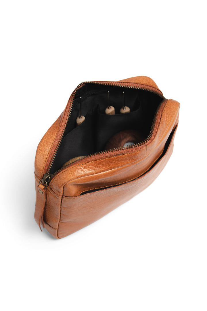 sandnes etui - kleine projekttasche für häkelzubehör, handgefertigt aus Echtleder von muud whisky