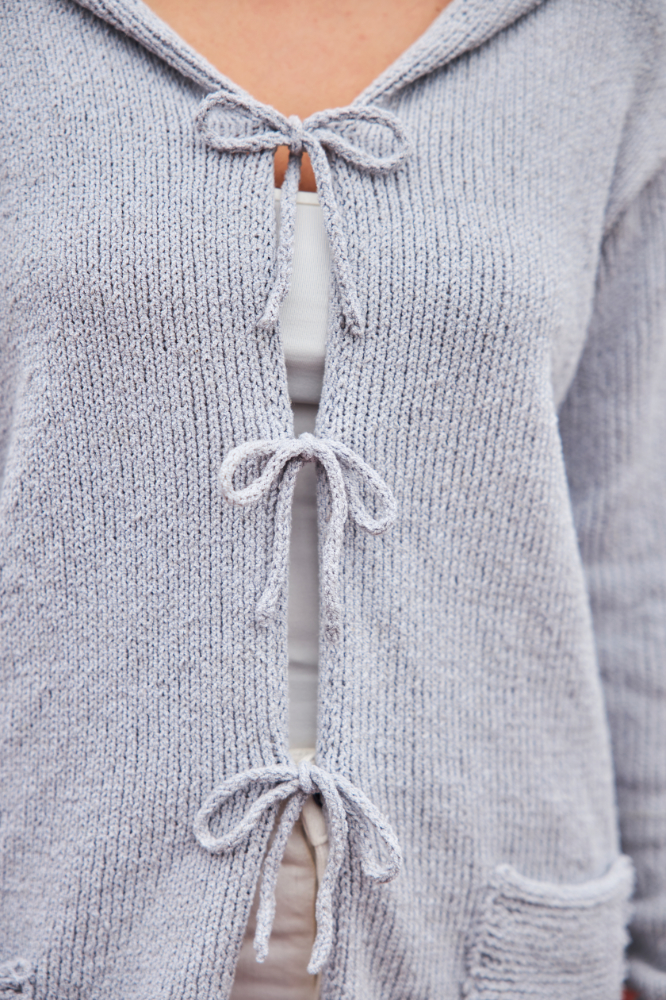 Kaputzenjacke mit I-Cord Rand in Hellgrau | Anleitungsheft | Wolle Avino | Stricken | Regina Bühler, Pro Lana Kaputzenjacke mit I-Cord Rand in Hellgrau | Anleitungsheft | Wolle Avino | Stricken | Regina Bühler, Pro Lana