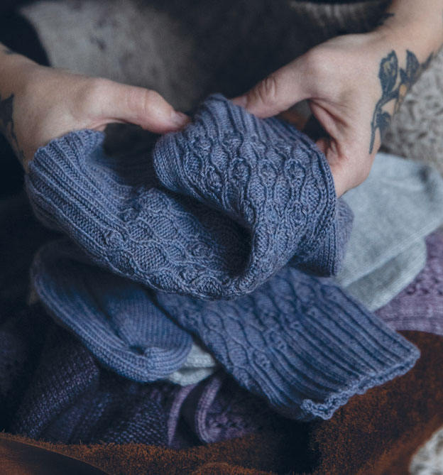 52 Wochen Socken stricken - Band 1 - Das außergewöhnlichste Sockenbuch aller Zeiten. Edler Leineneinband, Prägung und Lesebändchen 52 Wochen Socken stricken - Band 1 - Das außergewöhnlichste Sockenbuch aller Zeiten. Edler Leineneinband, Prägung und Lesebändchen