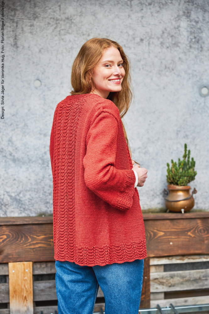 Woolly Hugs Maschenwelt - 06/2023 Ziegel-Twin-Set Jacke | Anleitungsheft | Wolle Merino Silk Socks Stretch, 4-fach | Stricken | Veronika Hug, Woolly Hugs, Christophorus Verlag