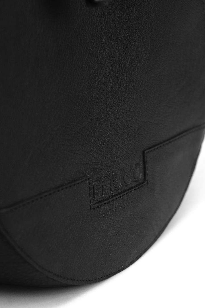 bella - runde crossbodytasche, handgefertigt aus Echtleder von muud black
