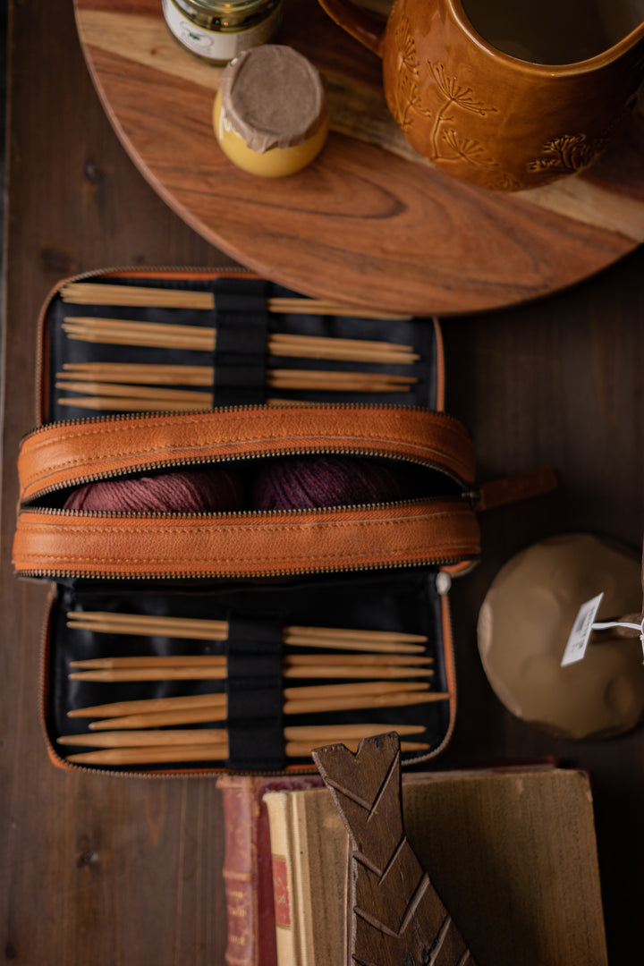 Harmony - kleine Projekttasche für Häkelzubehör, handgefertigt aus Echtleder von muud whisky