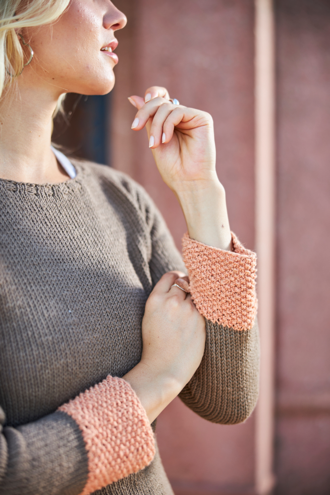 Pulli mit Perlmusterrand in Terracotta-Braun | Anleitungsheft + Wolle Chello | Stricken