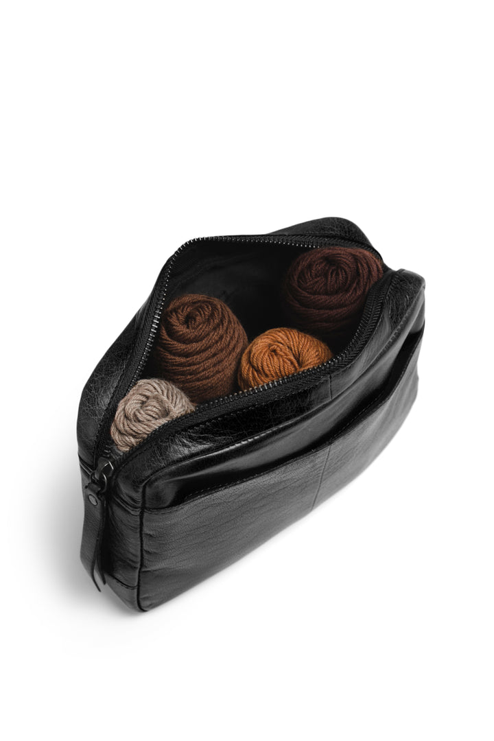 sandnes etui - kleine projekttasche für häkelzubehör, handgefertigt aus Echtleder von muud black