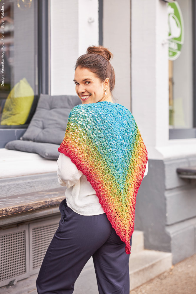 Woolly Hugs Maschenwelt - 05/2023 Tuch Relief - Waben ab Halsmitte | Anleitungsheft | Wolle BOBBEL cotton 800m | Häkeln | Veronika Hug, Woolly Hugs, Christophorus Verlag