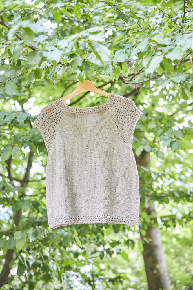 Kurzarmpulli mit Musterärmeln in beige | Anleitungsheft | Wolle Baby Cotton Organic  | Stricken | Regina Bühler, Pro Lana