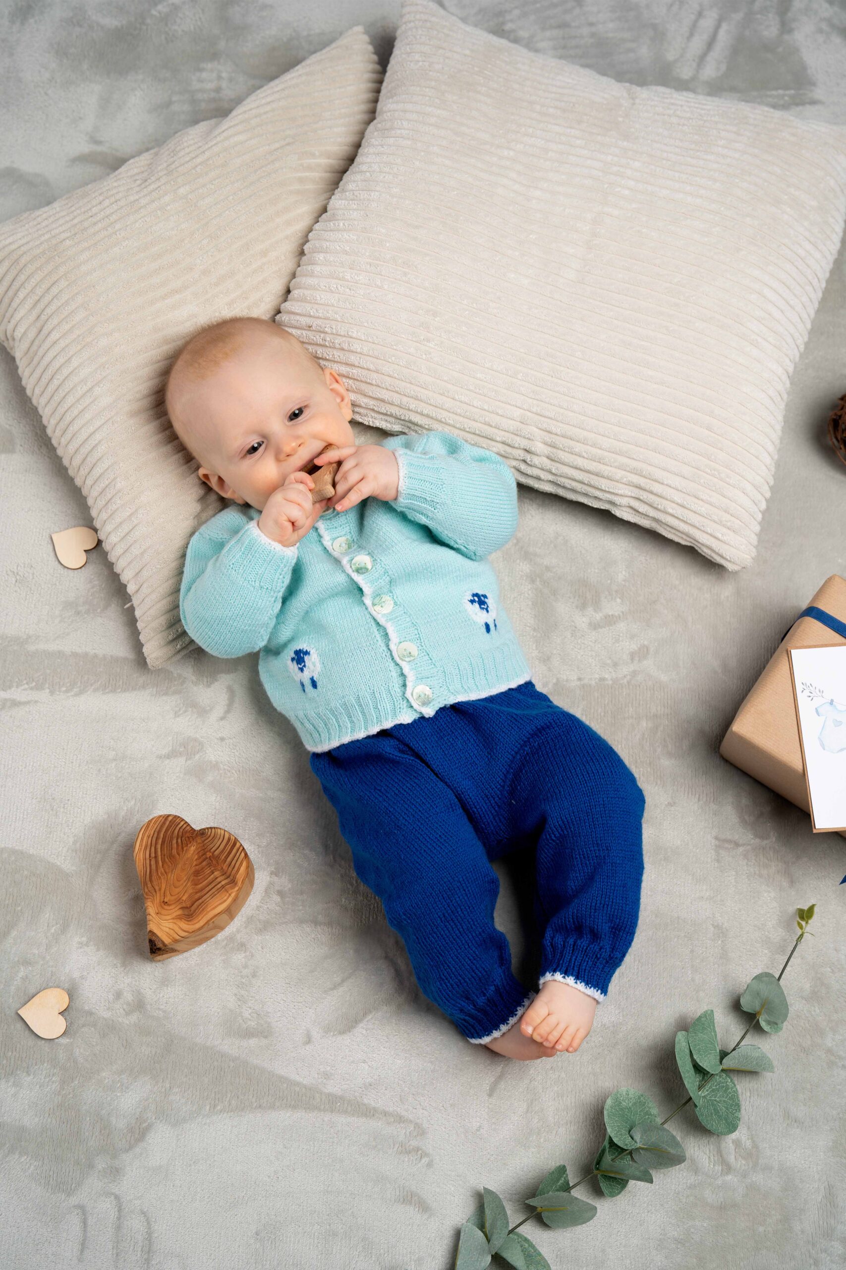 Jäckchen mit Schäfchen | Einzelanleitung | Wolle Baby Merino soft  | Stricken | Pro Lana