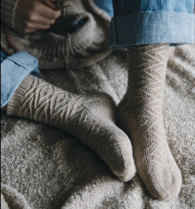 52 Wochen Socken stricken - Band 1 - Das außergewöhnlichste Sockenbuch aller Zeiten. Edler Leineneinband, Prägung und Lesebändchen 52 Wochen Socken stricken - Band 1 - Das außergewöhnlichste Sockenbuch aller Zeiten. Edler Leineneinband, Prägung und Lesebändchen
