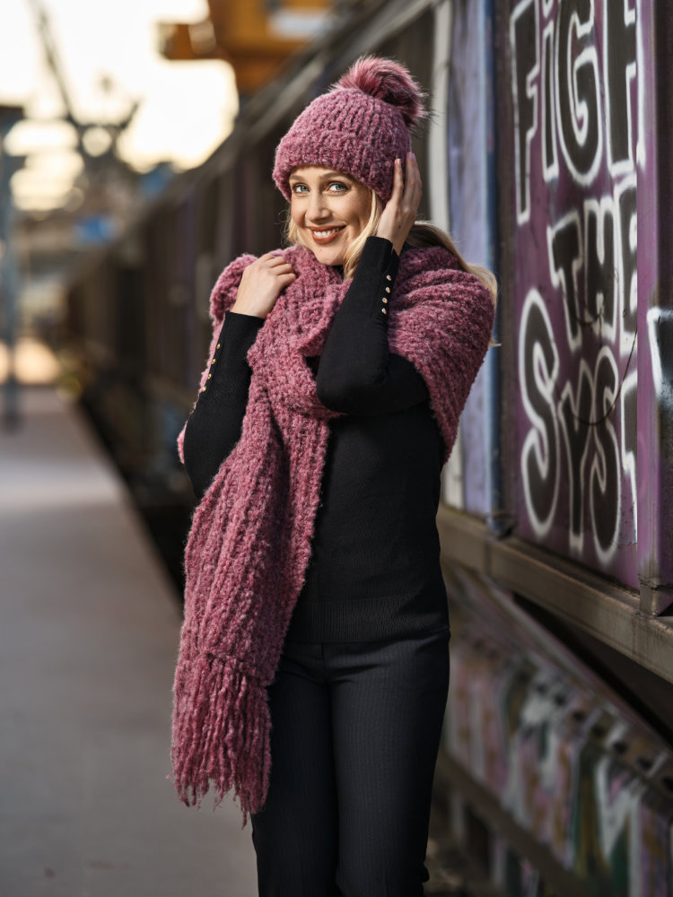 Mütze in weinrot mit Fellpompon | Anleitungsheft | Wolle Royal  | Stricken | Pro Lana
