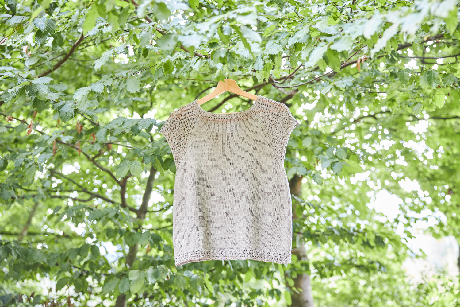 Kurzarmpulli mit Musterärmeln in beige | Anleitungsheft | Wolle Baby Cotton Organic  | Stricken | Regina Bühler, Pro Lana