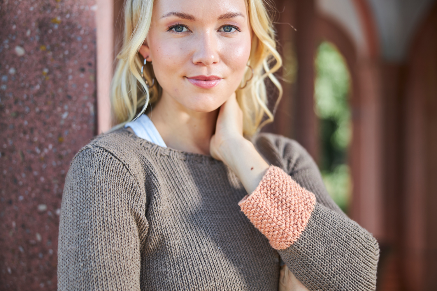 Pulli mit Perlmusterrand in Terracotta-Braun | Anleitungsheft | Wolle Chello | Stricken | Regina Bühler, Pro Lana, Christophorus Verlag Pulli mit Perlmusterrand in Terracotta-Braun | Anleitungsheft | Wolle Chello | Stricken | Regina Bühler, Pro Lana, Christophorus Verlag