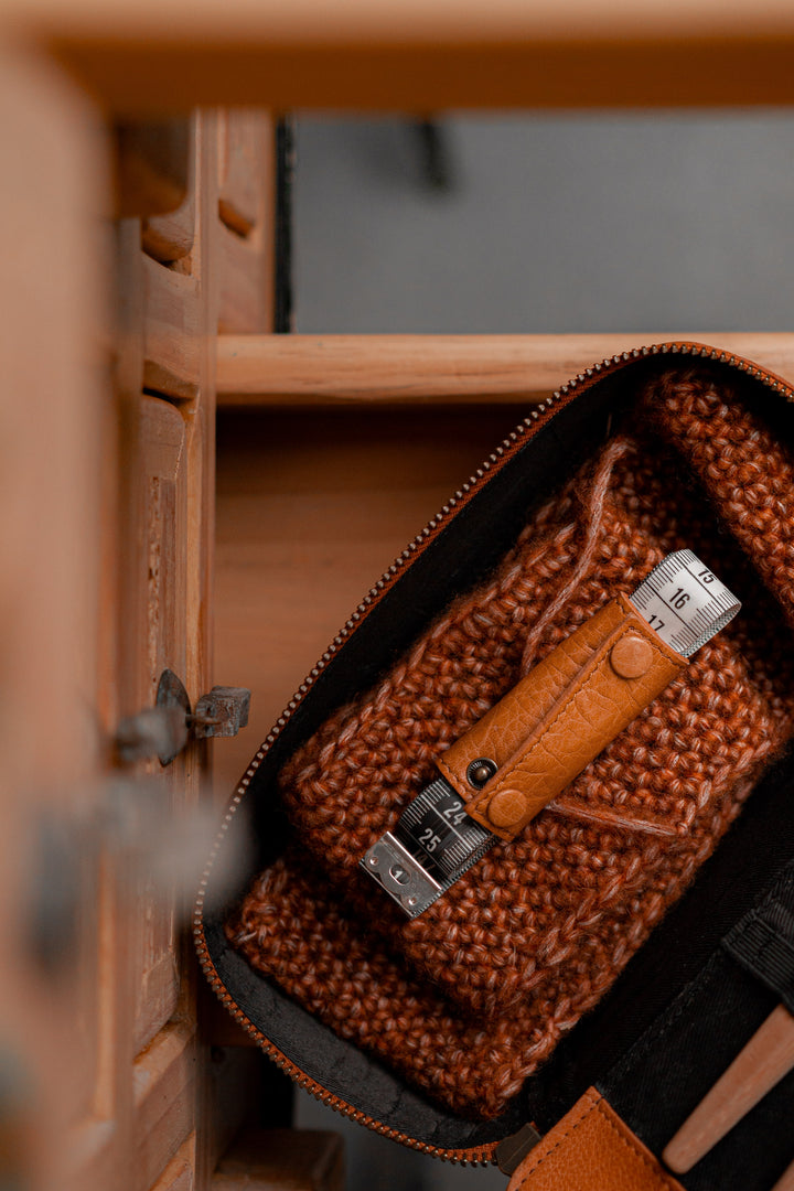 enya - handgefertigtes maßbandetui aus leder von muud whisky