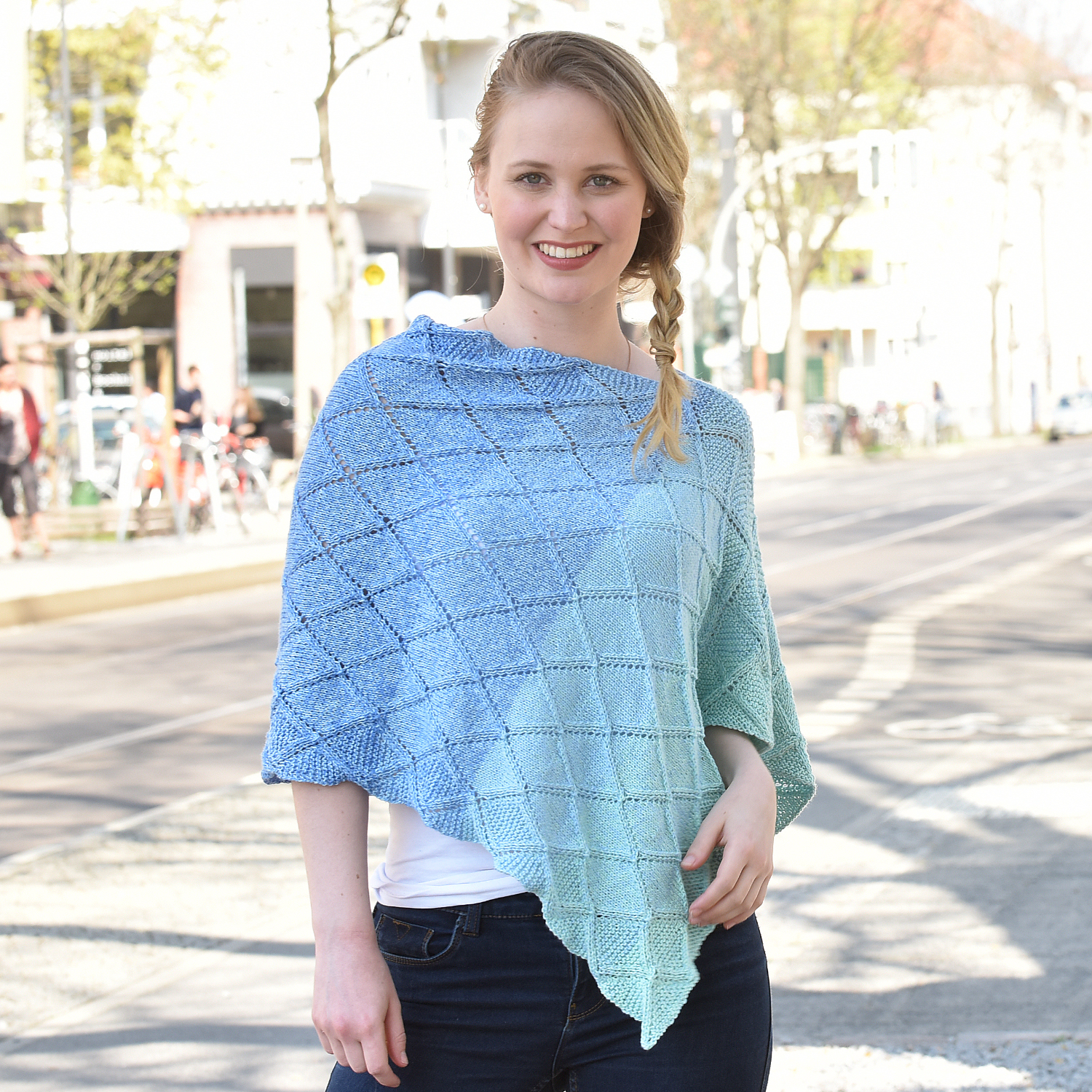Poncho KaroQueen | Einzelanleitung | Wolle Lady Dee´s Traumgarne 1000m 0034 - Winterzauber | Stricken | Sylvie Rasch