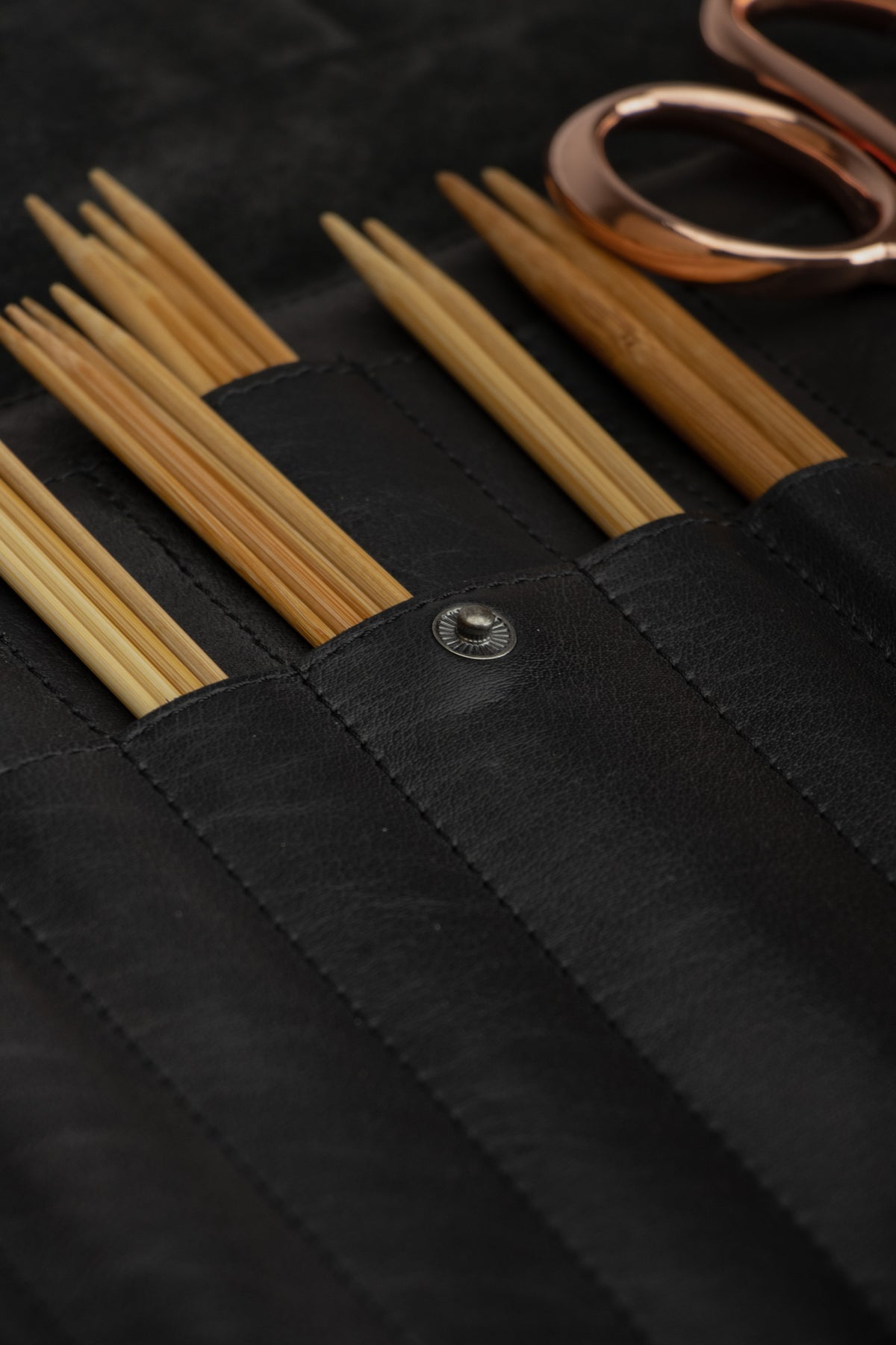 oslo xl - nadeletui , handgefertigt aus Echtleder von muud black