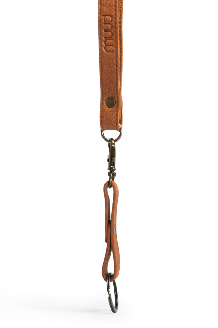 dace - schlüsselanhänger mit langem lederband für den hals, handgefertigt aus Echtleder von muud whisky