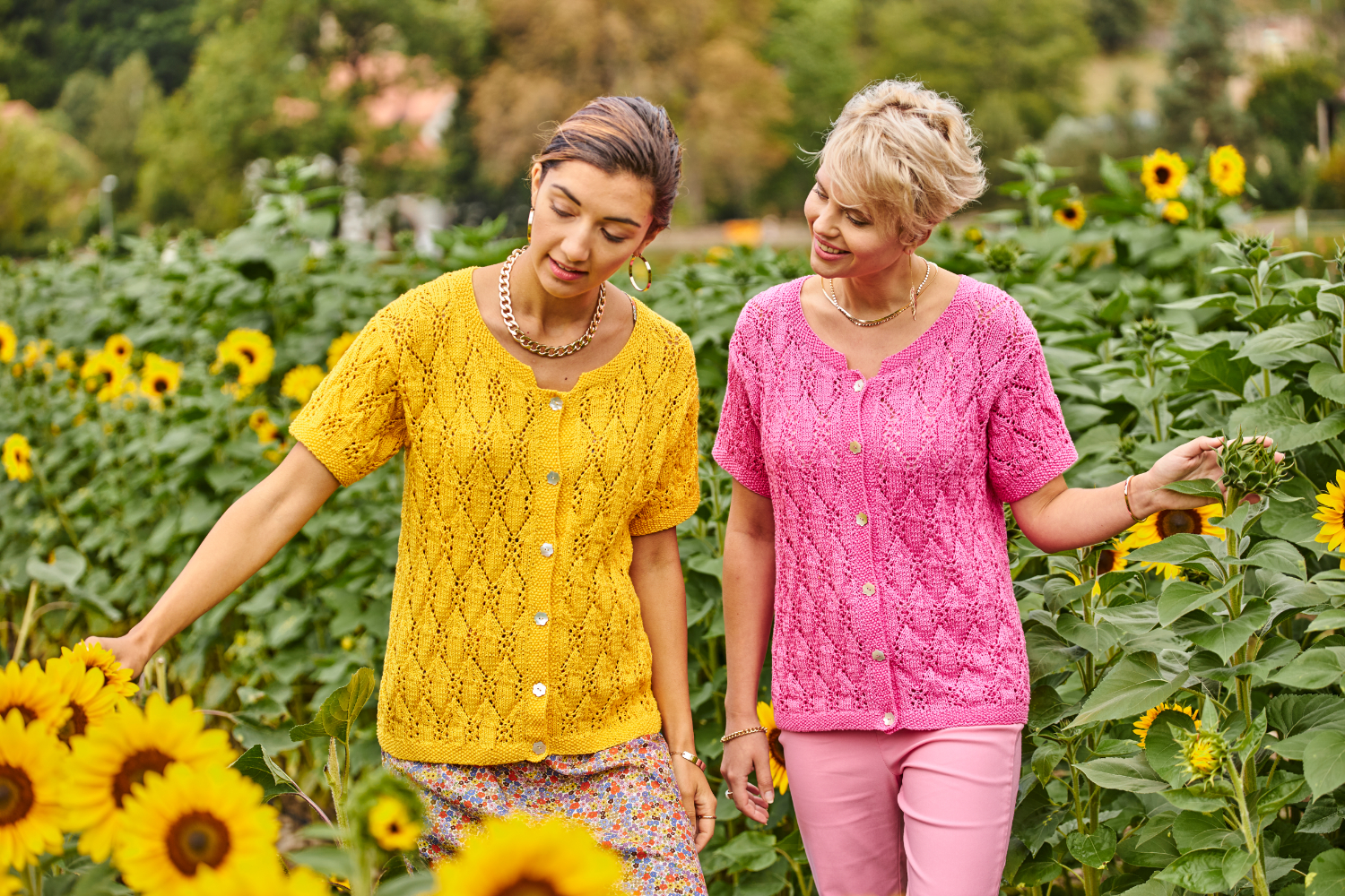 Kurzarmjäckchen mit Ajourmuster in Pink | Anleitungsheft | Wolle Basic Cotton 0035 - flamingo | Stricken | Regina Bühler, Pro Lana Kurzarmjäckchen mit Ajourmuster in gelb | Anleitungsheft | Wolle Basic Cotton 0122 - sonnengelb | Stricken | Regina Bühler, Pro Lana